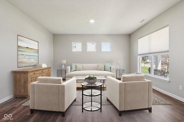 living area featuring dark wood-style flooring, baseboards, visible vents, and recessed lighting