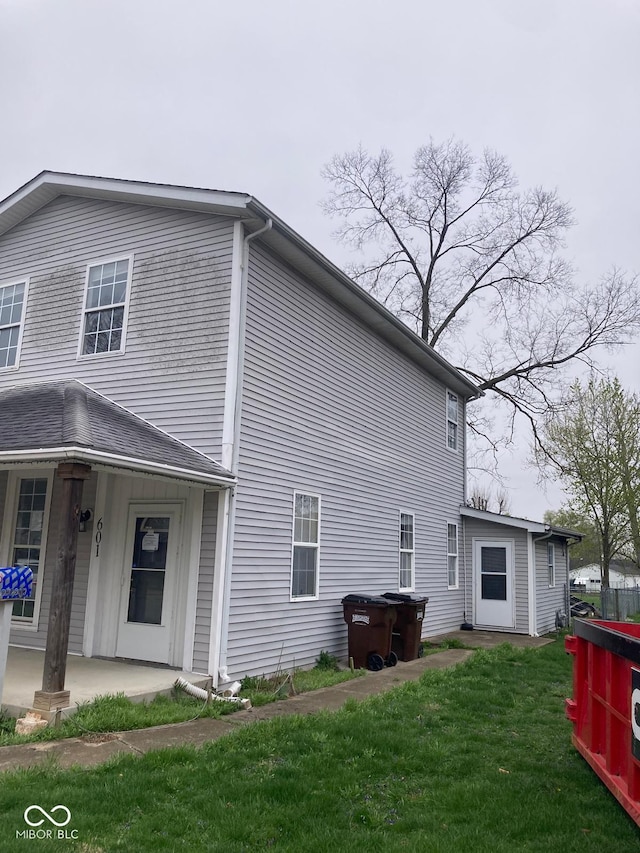 601 E Thompson St, Edinburgh, IN 46124 - view of side of property featuring a yard