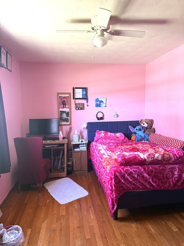 bedroom featuring hardwood / wood-style floors and a ceiling fan