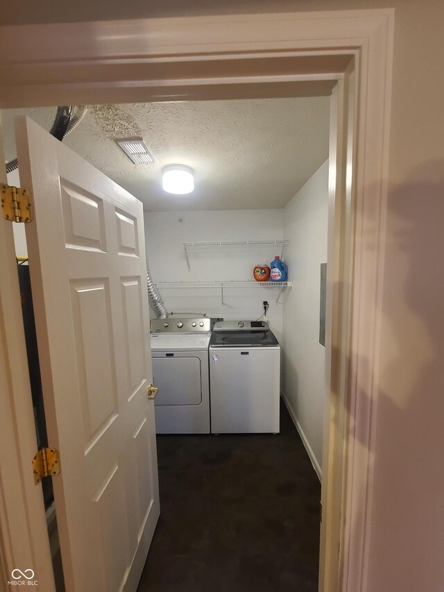 6525 Emerald Hill Ct Unit 208, Indianapolis, IN 46237 - clothes washing area featuring a textured ceiling, baseboards, visible vents, independent washer and dryer, and laundry area