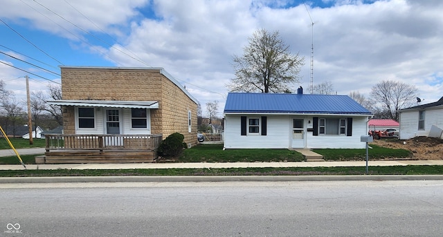 403 S Mill St, Veedersburg, IN 47987 - bungalow-style house featuring metal roof and a front lawn