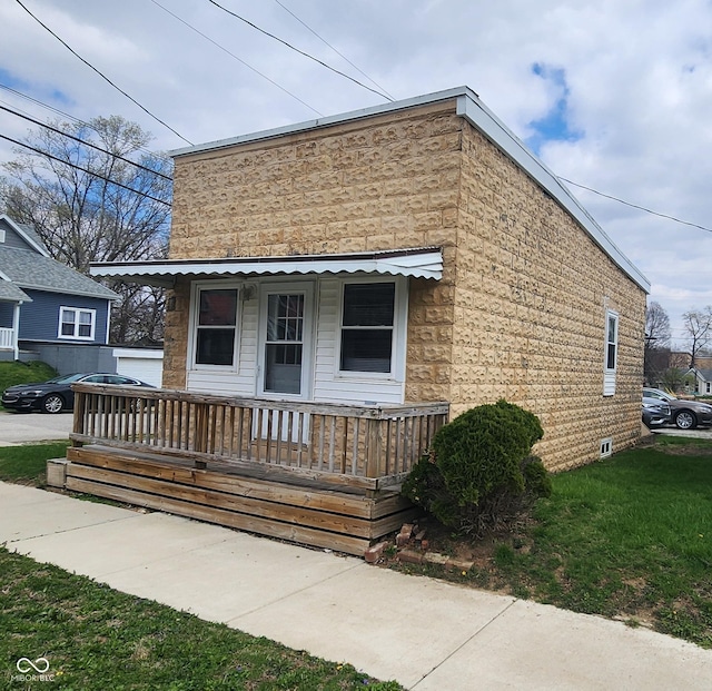 403 S Mill St, Veedersburg, IN 47987 - view of front of property with a porch