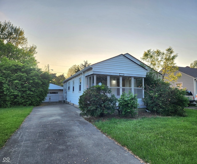 view of front of property featuring a front yard