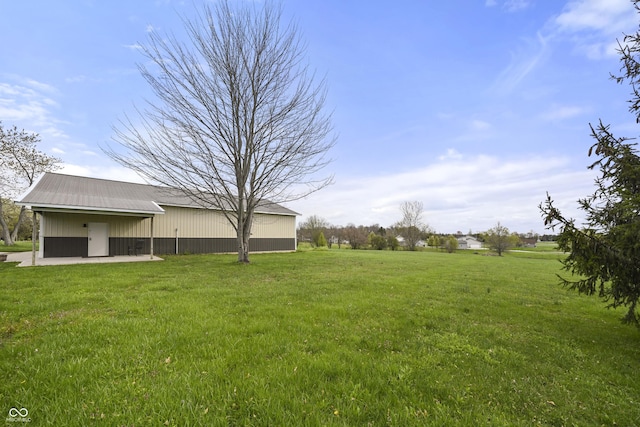 view of yard with an outbuilding and an outdoor structure