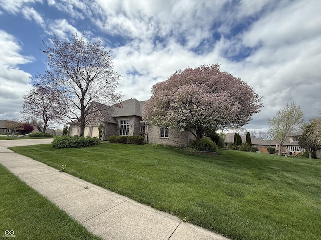 view of front of home featuring brick siding and a front yard