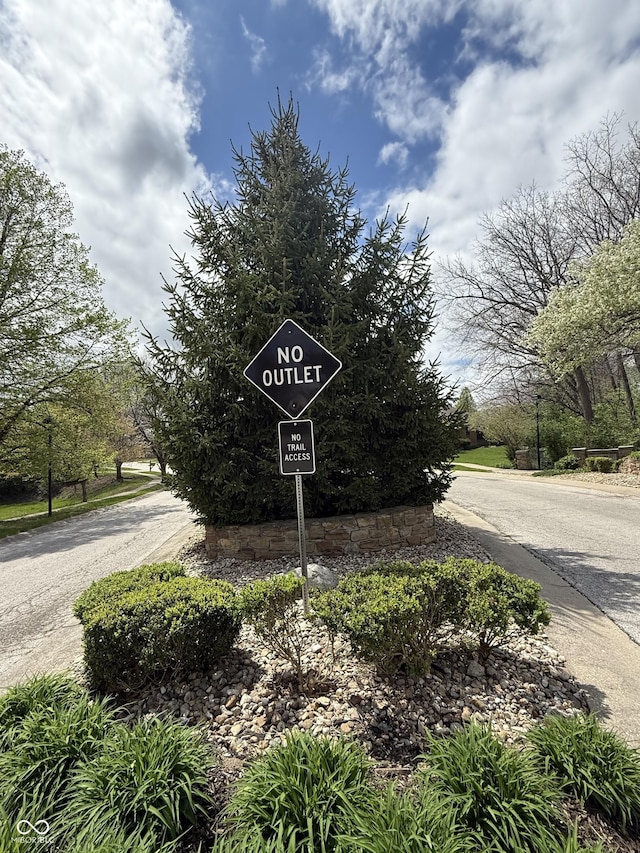 view of community / neighborhood sign