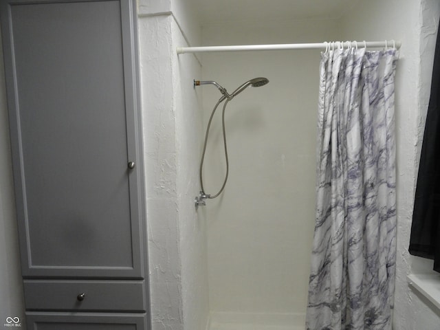 1722 N Parker Ave, Indianapolis, IN 46218 - full bathroom with a shower with shower curtain