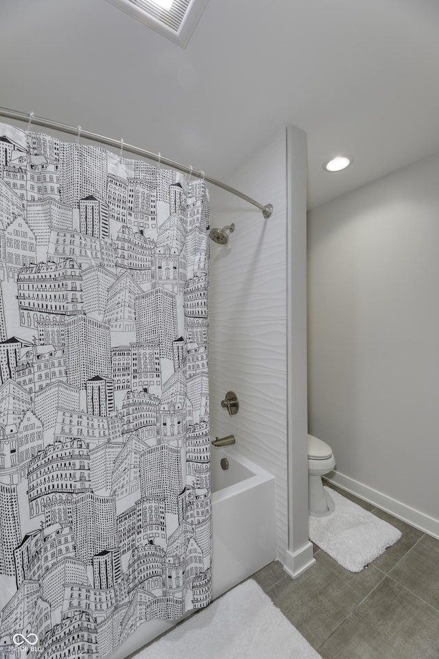 bathroom featuring shower / bath combo with shower curtain, visible vents, toilet, baseboards, and recessed lighting