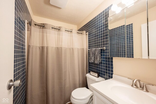 30 Sleepy Hollow Ct, Westfield, IN 46074 - full bath featuring vanity, curtained shower, toilet, tile walls, and a textured ceiling
