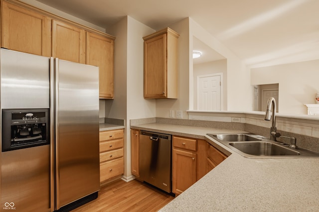 12561 Gladecrest Dr, Carmel, IN 46033 - kitchen featuring appliances with stainless steel finishes, a sink, light wood-style flooring, and light countertops
