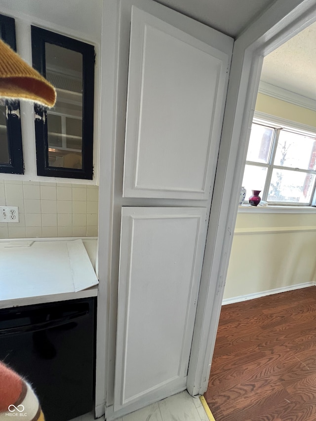 interior details featuring tasteful backsplash