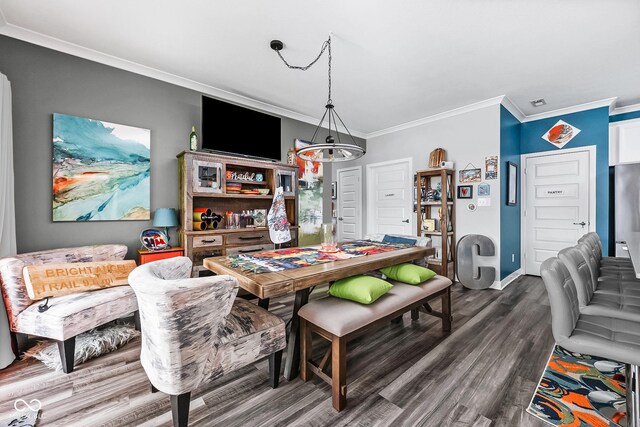 dining area with crown molding, dark wood-type flooring, a chandelier, and baseboards