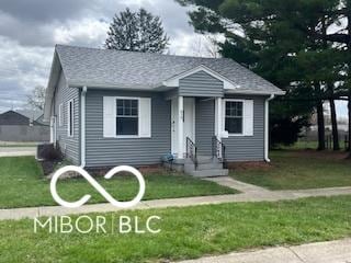 517 Dicks St, Lebanon, IN 46052 - bungalow featuring a front yard
