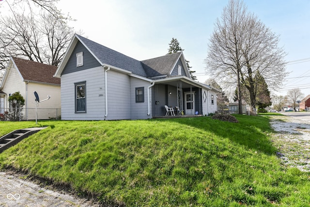 2001 S I St, Elwood, IN 46036 - bungalow-style home with a shingled roof and a front yard