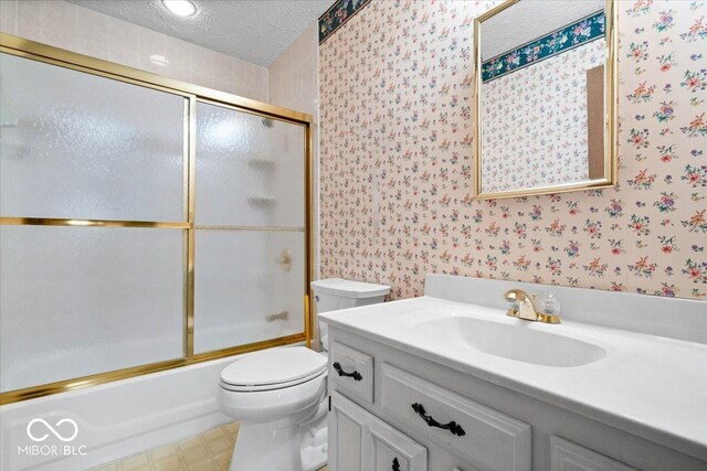 315 Heritage Ct, Fishers, IN 46038 - full bathroom featuring wallpapered walls, enclosed tub / shower combo, toilet, vanity, and a textured ceiling