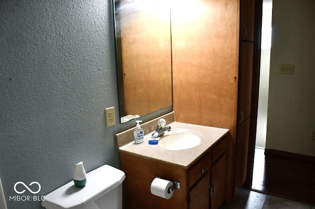 607 Deer Trail Dr, Indianapolis, IN 46217 - half bath featuring toilet, vanity, and a textured wall