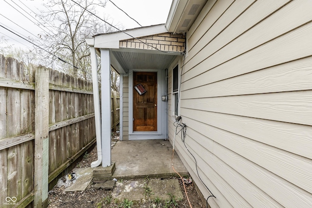entrance to property with fence