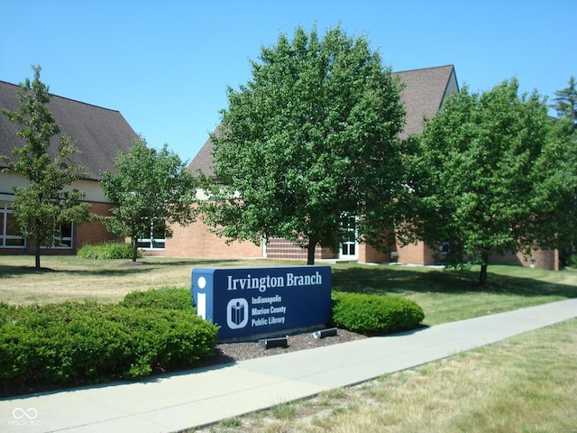 view of home's community featuring a yard
