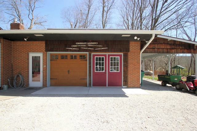 garage featuring gravel driveway