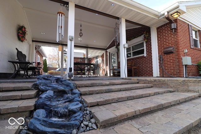 property entrance featuring a porch