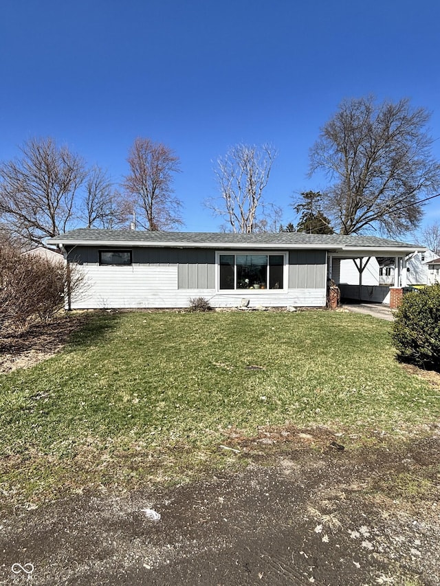view of front of house with a carport and a front yard