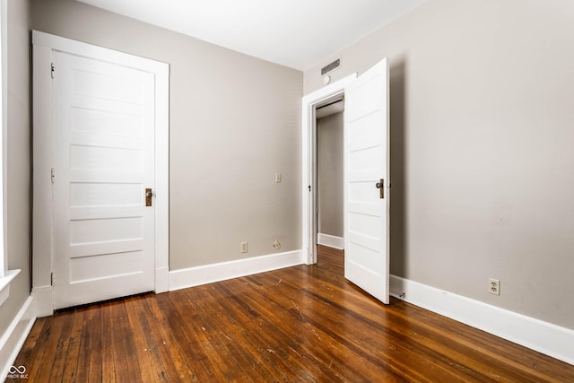 801 N Pennsylvania St Apt D, Indianapolis, IN 46204 - unfurnished bedroom featuring dark wood finished floors and baseboards