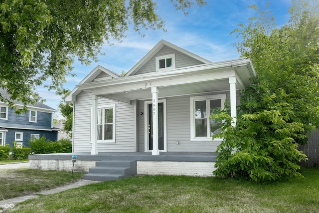 view of front facade featuring a front yard and covered porch