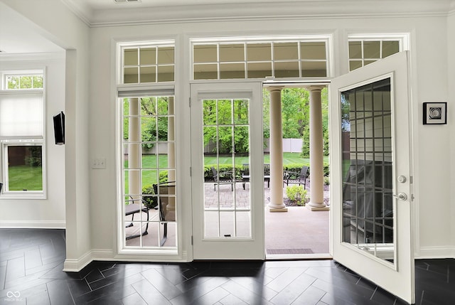 entryway with crown molding and baseboards