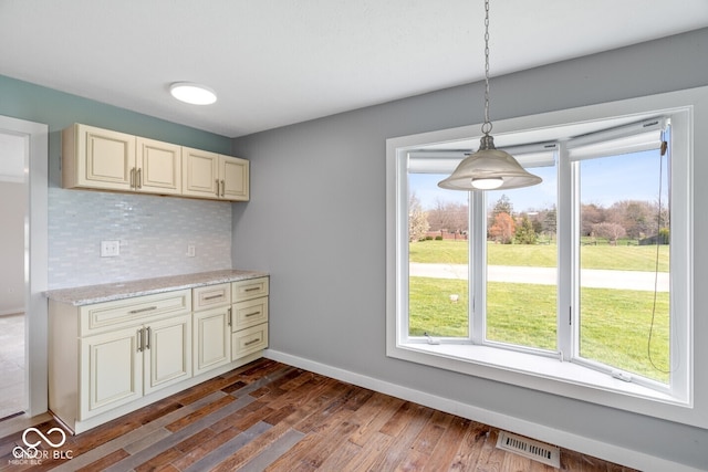 6519 Rothchild Blvd, Indianapolis, IN 46278 - kitchen featuring tasteful backsplash, cream cabinets, visible vents, baseboards, and dark wood-style floors