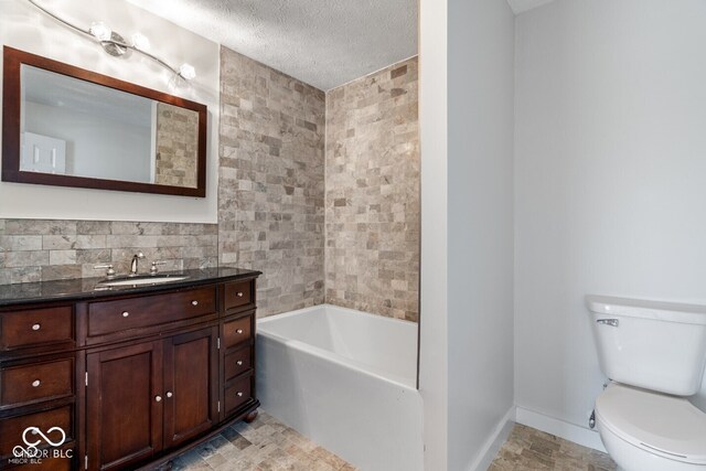 6519 Rothchild Blvd, Indianapolis, IN 46278 - full bath featuring a textured ceiling, toilet, baseboards, vanity, and a tub