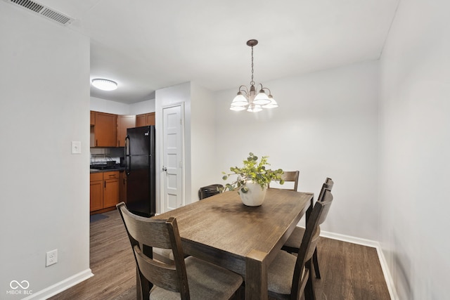 4464 Four Seasons Cir, Indianapolis, IN 46226 - dining room with baseboards, dark wood-type flooring, visible vents, and an inviting chandelier