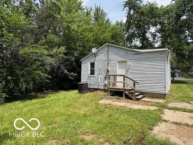 2413 N Macedonia Ave, Muncie, IN 47303 - rear view of property featuring a lawn