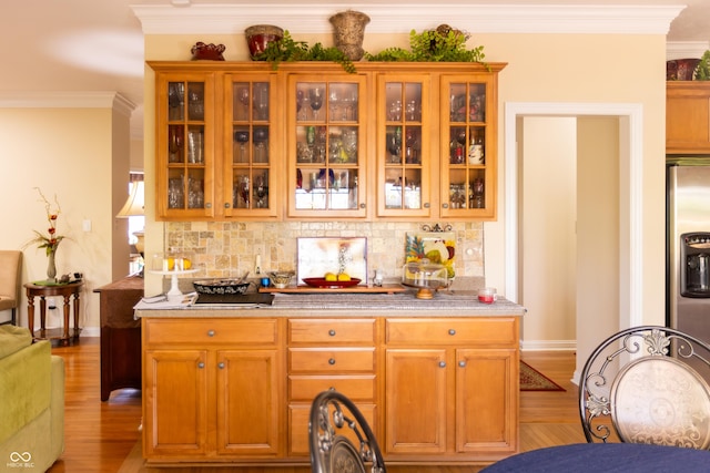bar with baseboards, backsplash, and crown molding