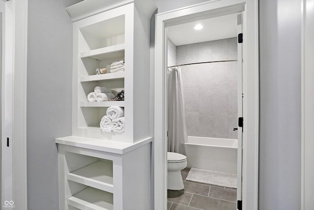 10725 Holliday Farms Blvd, Zionsville, IN 46077 - full bathroom featuring tile patterned floors, toilet, and shower / bath combo