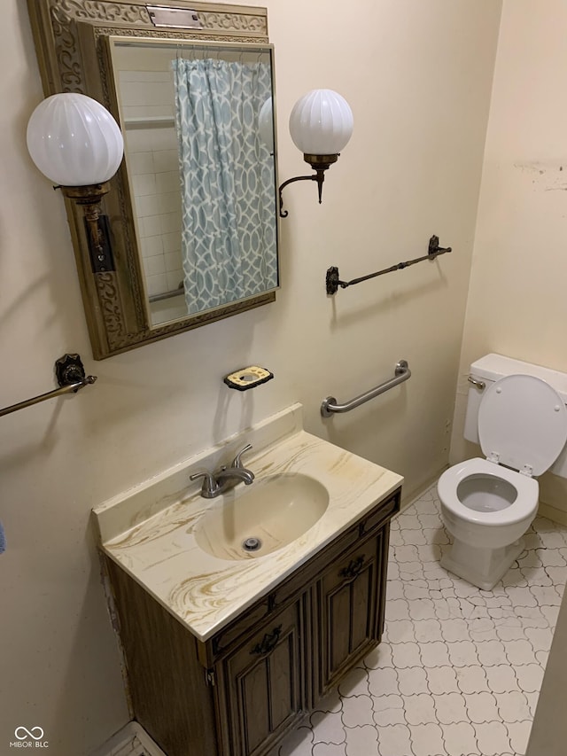 full bath with vanity, toilet, and a shower with shower curtain