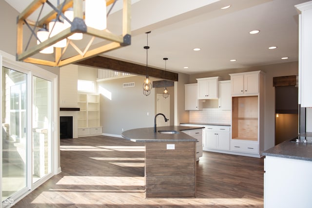 kitchen with a sink, recessed lighting, dark wood-style floors, and visible vents