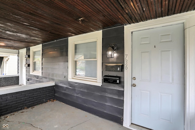 734 N Bradley Ave, Indianapolis, IN 46201 - entrance to property with a porch