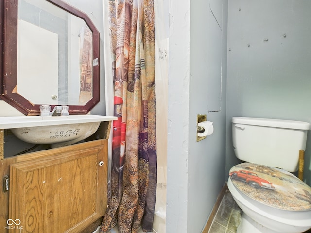 full bathroom with baseboards, vanity, curtained shower, and toilet