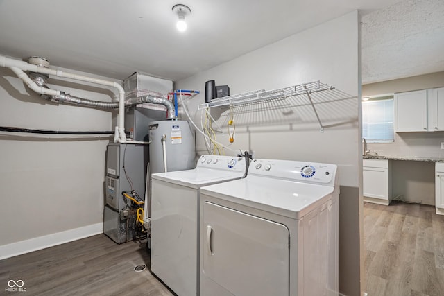 2935 Highland Pl, Indianapolis, IN 46208 - laundry area with light wood finished floors, independent washer and dryer, laundry area, and baseboards