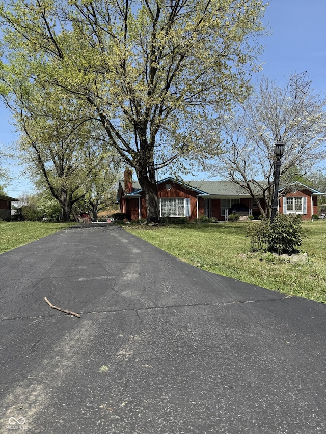 view of front of house featuring a front lawn and driveway