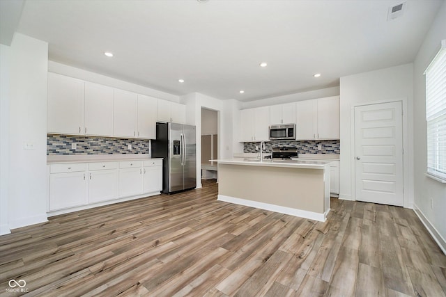 8654 Tripp Rd, Pendleton, IN 46064 - kitchen featuring stainless steel appliances, backsplash, a sink, light countertops, and light wood-type flooring
