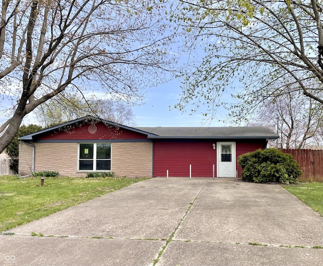 ranch-style home with fence and a front lawn