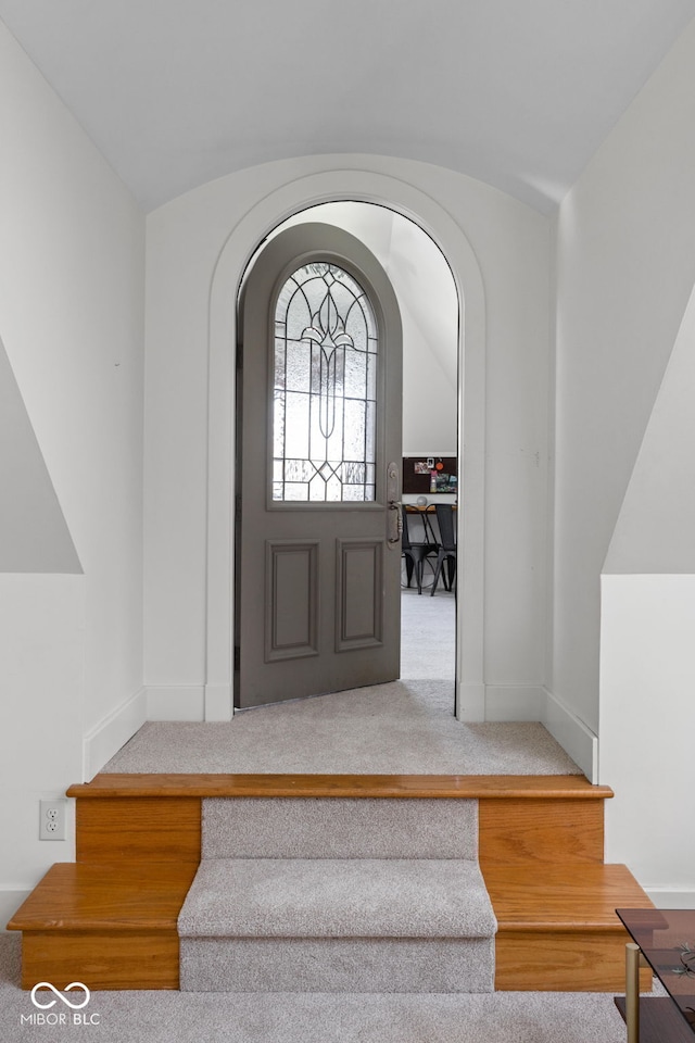 8551 E 300 S, Zionsville, IN 46077 - carpeted entryway featuring arched walkways, vaulted ceiling, and baseboards