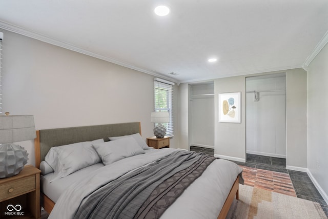 bedroom featuring baseboards, recessed lighting, ornamental molding, and a closet