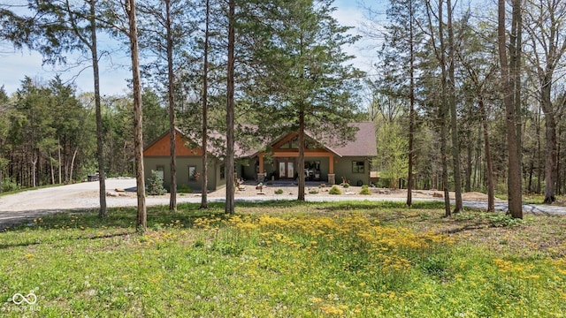 chalet / cabin featuring driveway