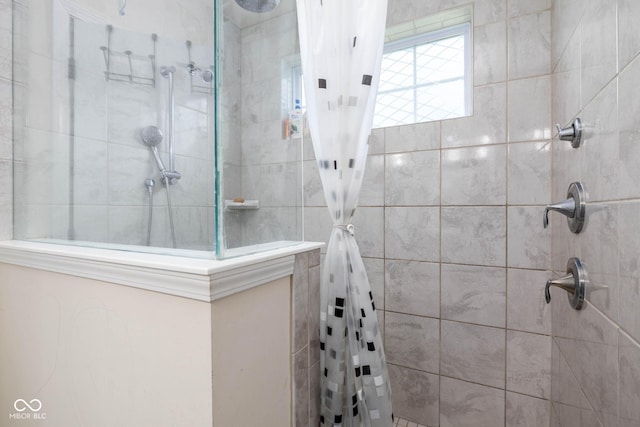 bathroom featuring a tile shower