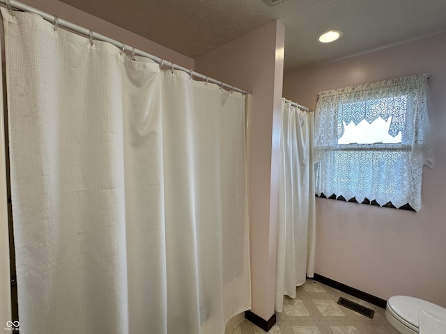 full bathroom with baseboards, visible vents, recessed lighting, and toilet