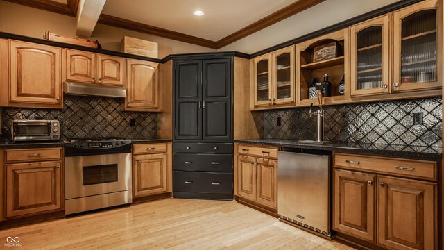kitchen with light wood finished floors, a toaster, electric range, under cabinet range hood, and refrigerator