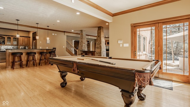 recreation room featuring light wood-type flooring, recessed lighting, billiards, and crown molding