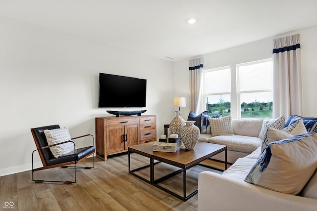 living area featuring recessed lighting, light wood finished floors, and baseboards